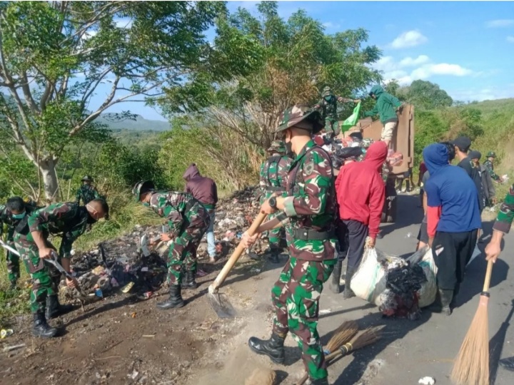 Berkolaborasi dengan Brigif dan Masyarakat, DLH Parepare Bersihkan Sampah di Galung Maloang